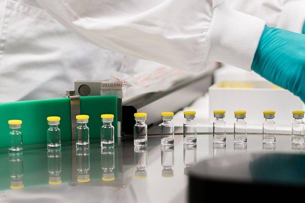 Recomiendan suspender vacuna Johnson & Johnson por casos de coágulos