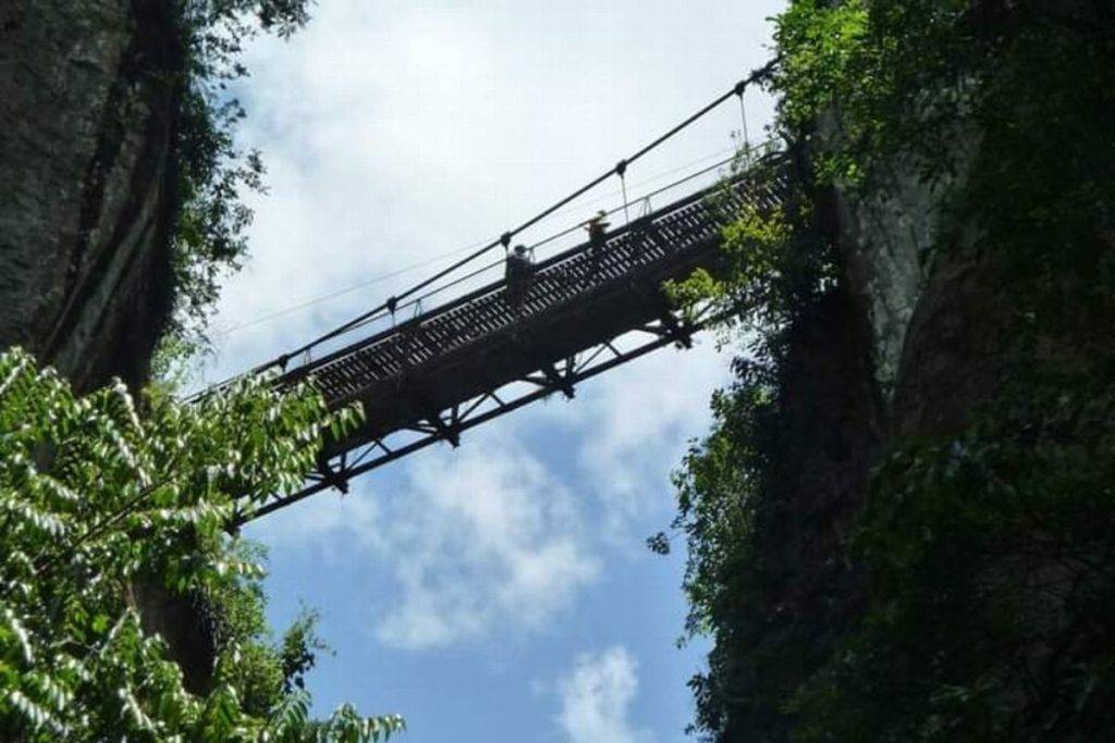 Mujer de la tercera edad muere al caer de puente colgante en Xico, Veracruz