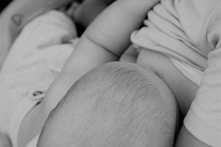 Mujeres lactantes vacunadas con Pfizer transmiten anticuerpos a bebés