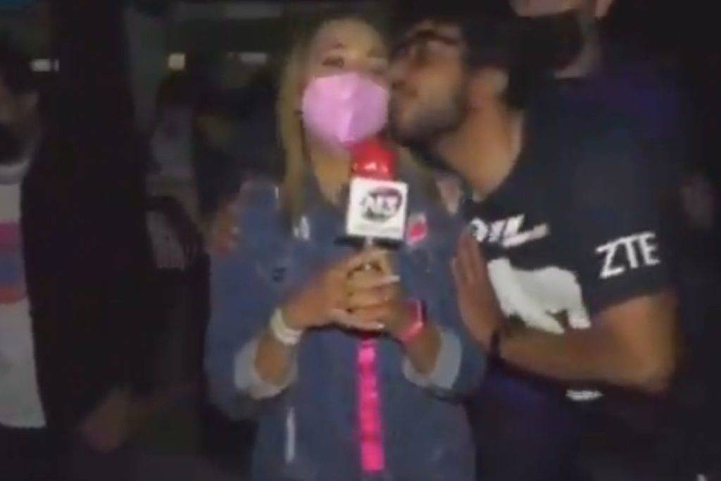 Aficionado de Pumas acosa a reportera en plena transmisión en vivo