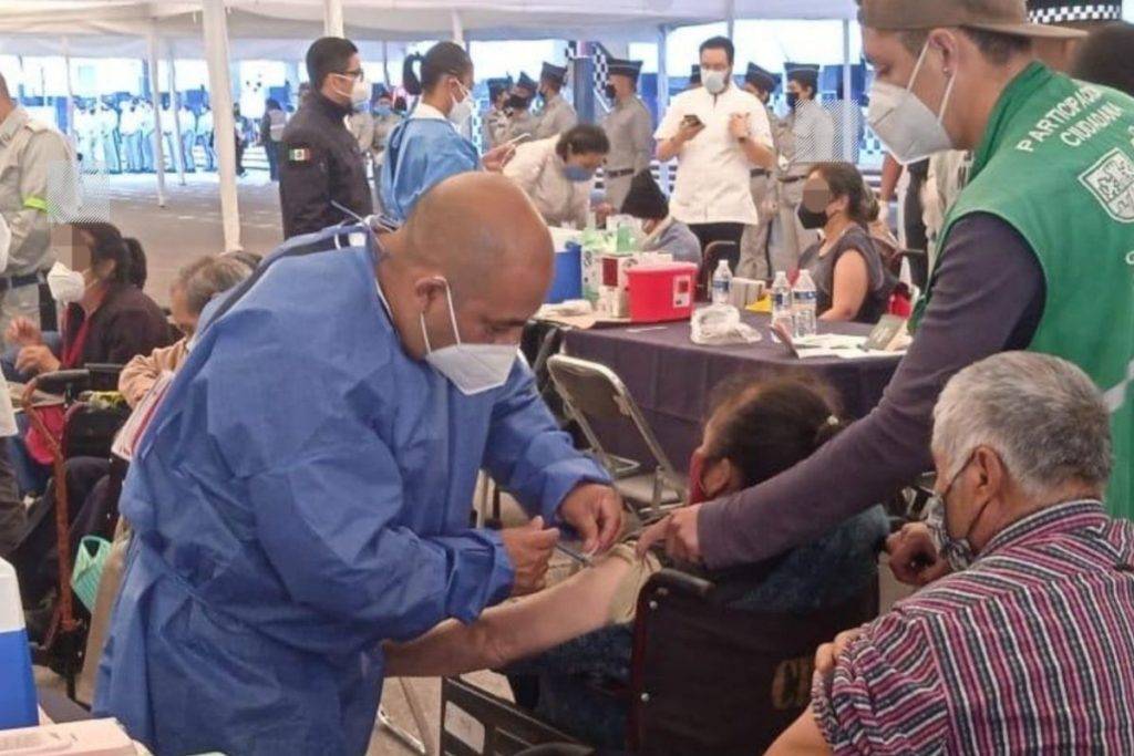 Mujer de 85 años entrega nota de auxilio durante su vacunación en Iztapalapa