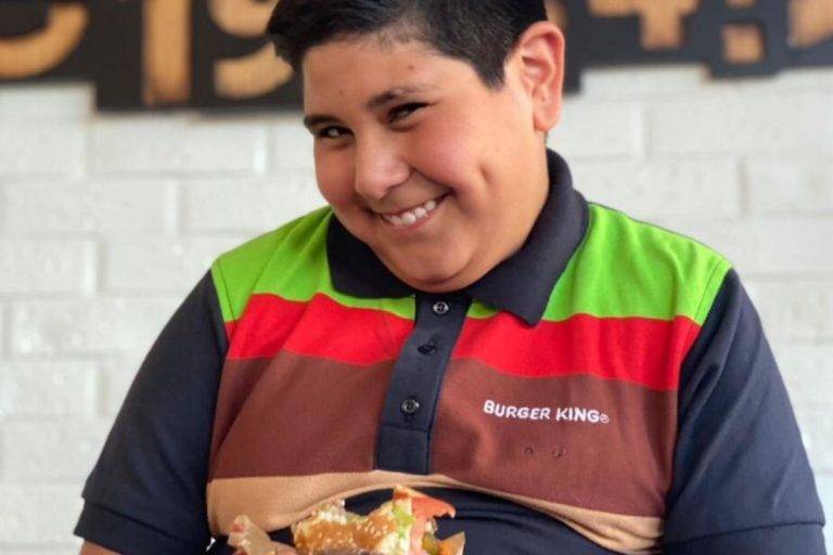 El niño Oxxo reaparece vendiendo hamburguesas