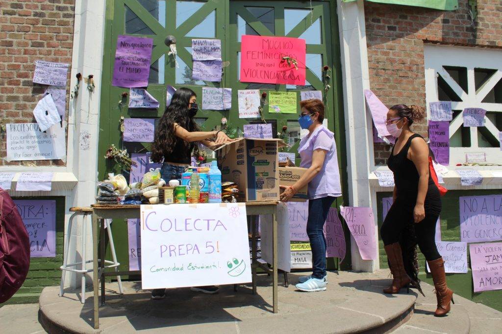 Estudiantes de la UAEM organizan colecta para apoyar a maestra agredida