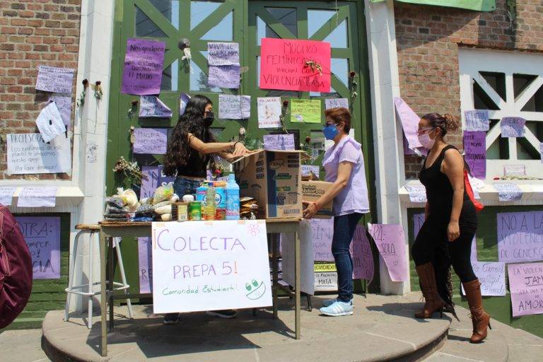 Estudiantes de la UAEM organizan colecta para apoyar a maestra agredida