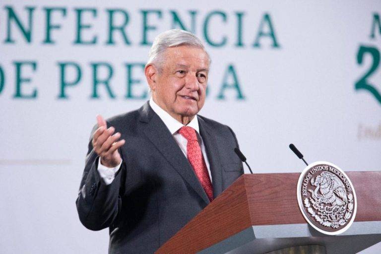 Se rehabilitarán viviendas para trabajadores de Pemex: AMLO