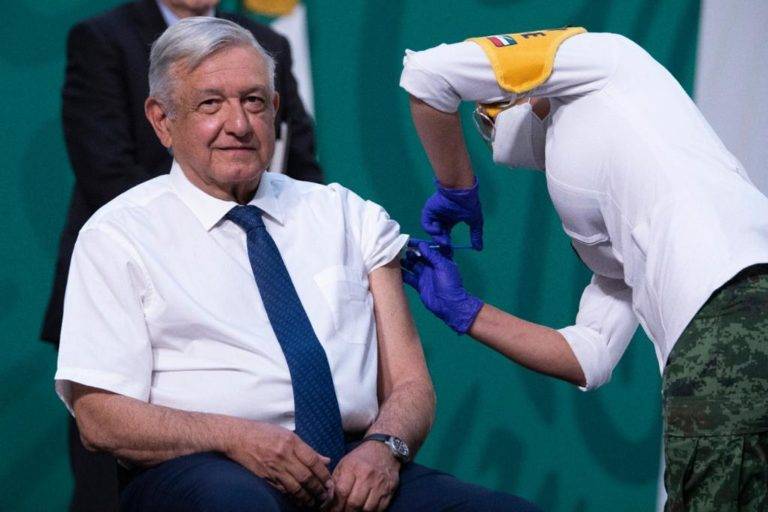 AMLO se vacunó; pide a los adultos mayores inmunizarse sin miedo