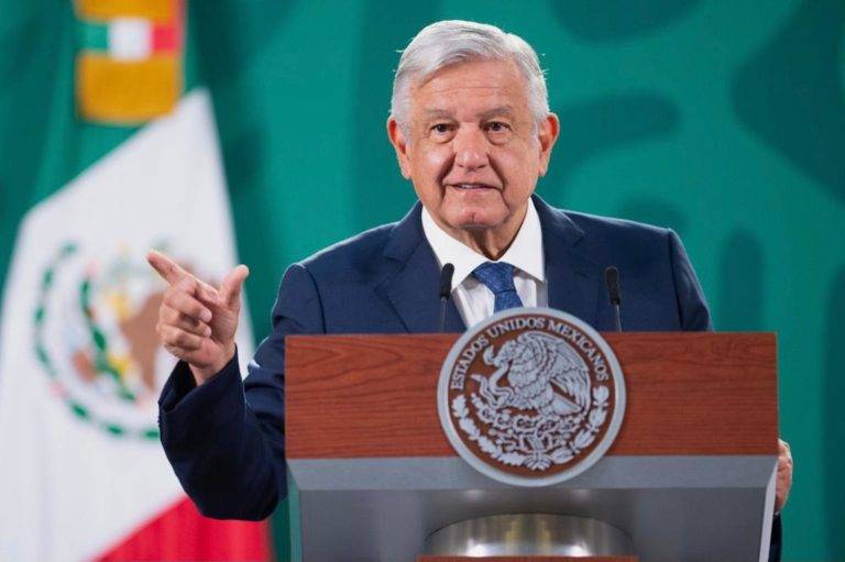 AMLO exhibe, de nuevo, encuesta "tendenciosa" de Reforma