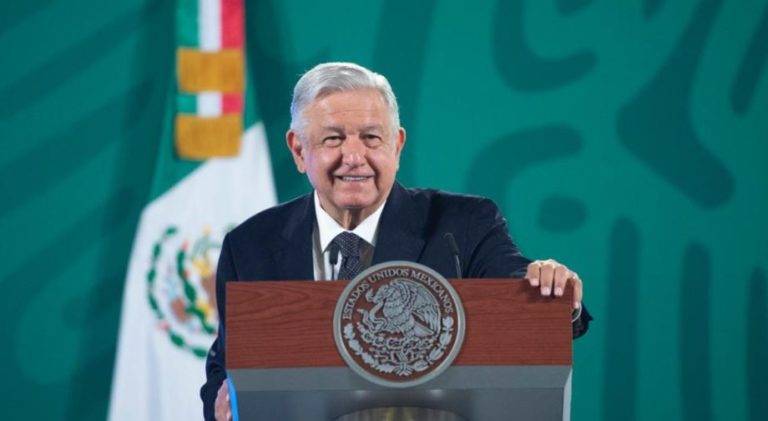 AMLO agradece a papás que apoyan en la educación a los niños