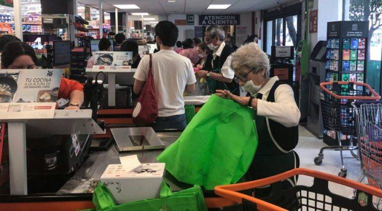 Proponen que adultos mayores vacunados regresen como empacadores