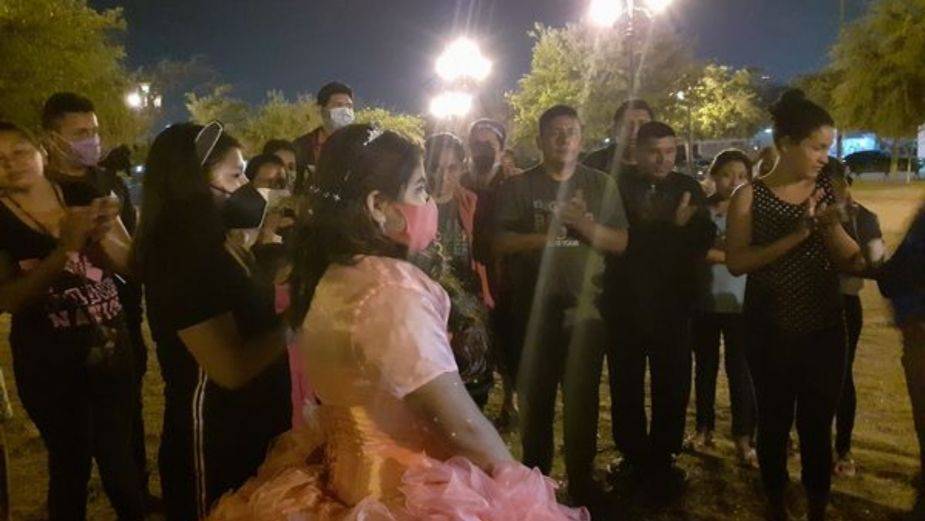 Quinceañera comparte su banquete de fiesta con migrantes en Tamaulipas
