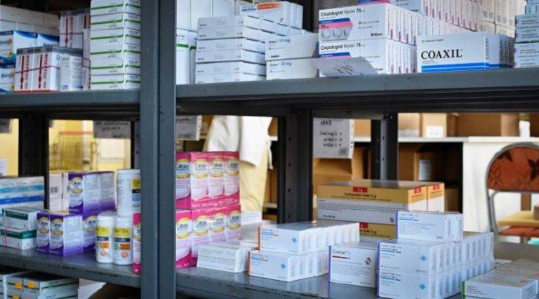 Inhabilitan a farmacéuticas por falsear información para obtener contratos