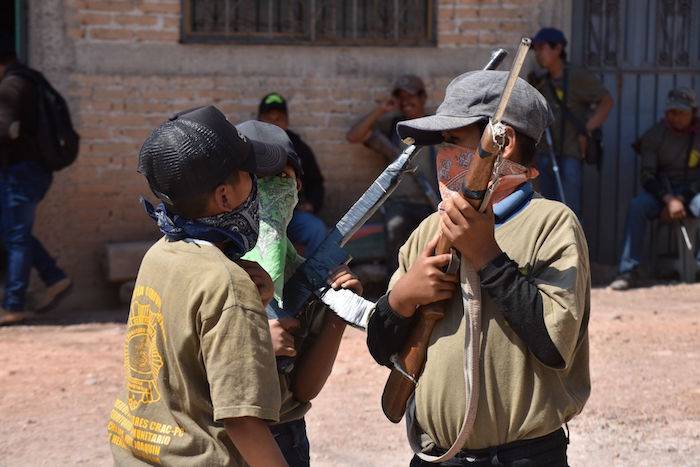 Niños se integran a las autodefensas en Ayahualtempa, Guerrero