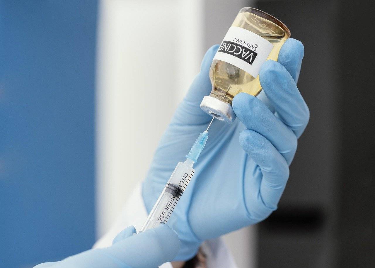Pfizer considera aplicar una tercera dosis de su vacuna contra Covid-19