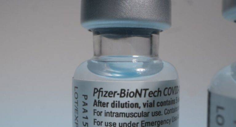 Pfizer y BioNTech piden autorización a la UE para vacunar a adolescentes