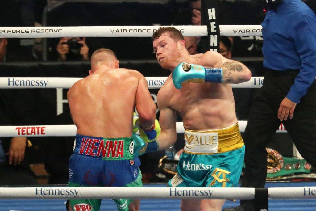 Canelo vence a Saunders por knockout técnico