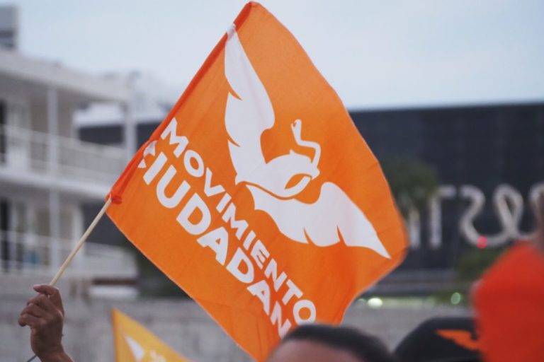 Gobierno de Guadalajara entrega tinacos y calentadores a días de las elecciones