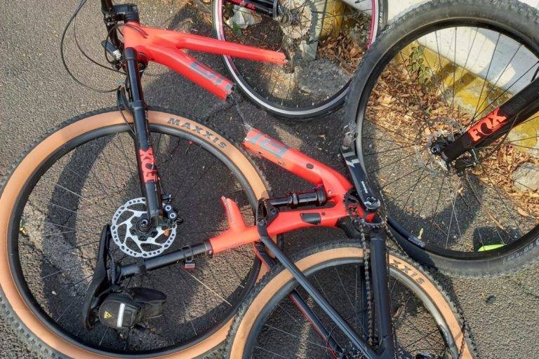 Ciclista fallece tras ser arrollado en autopista México-Toluca; detienen al responsable