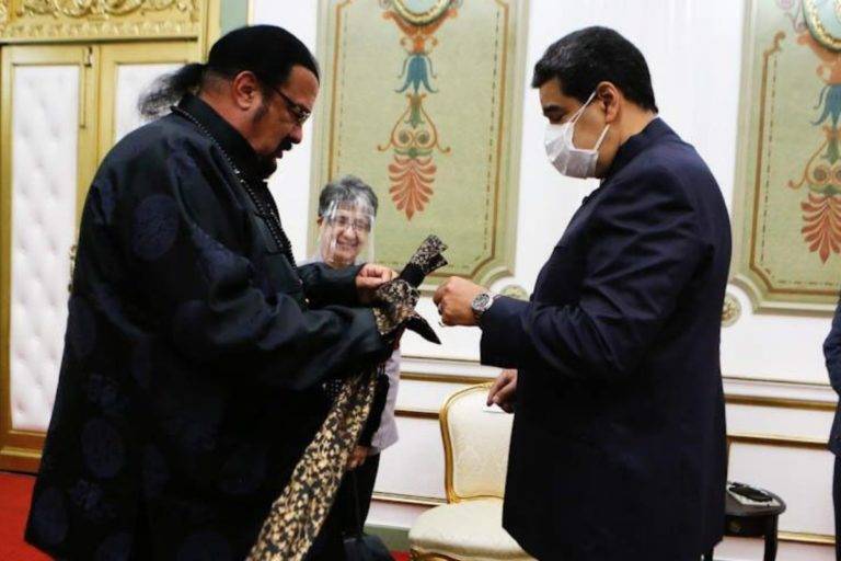 Steven Seagal le regala una espada samurái a Nicolas Maduro