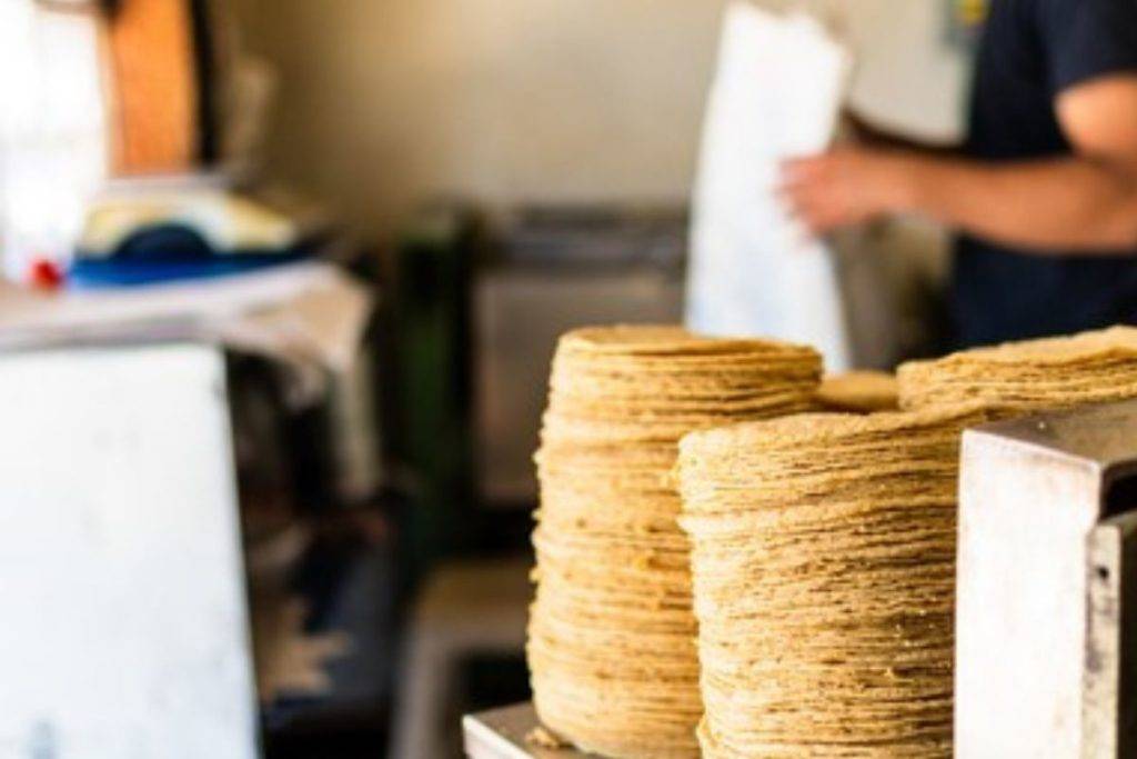 Hombre muere asfixiado al comer un taco en tornillería de Chalco