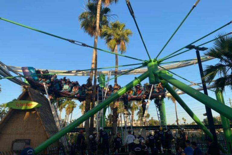 Rescatan a 22 personas que quedaron atrapadas en una montaña rusa