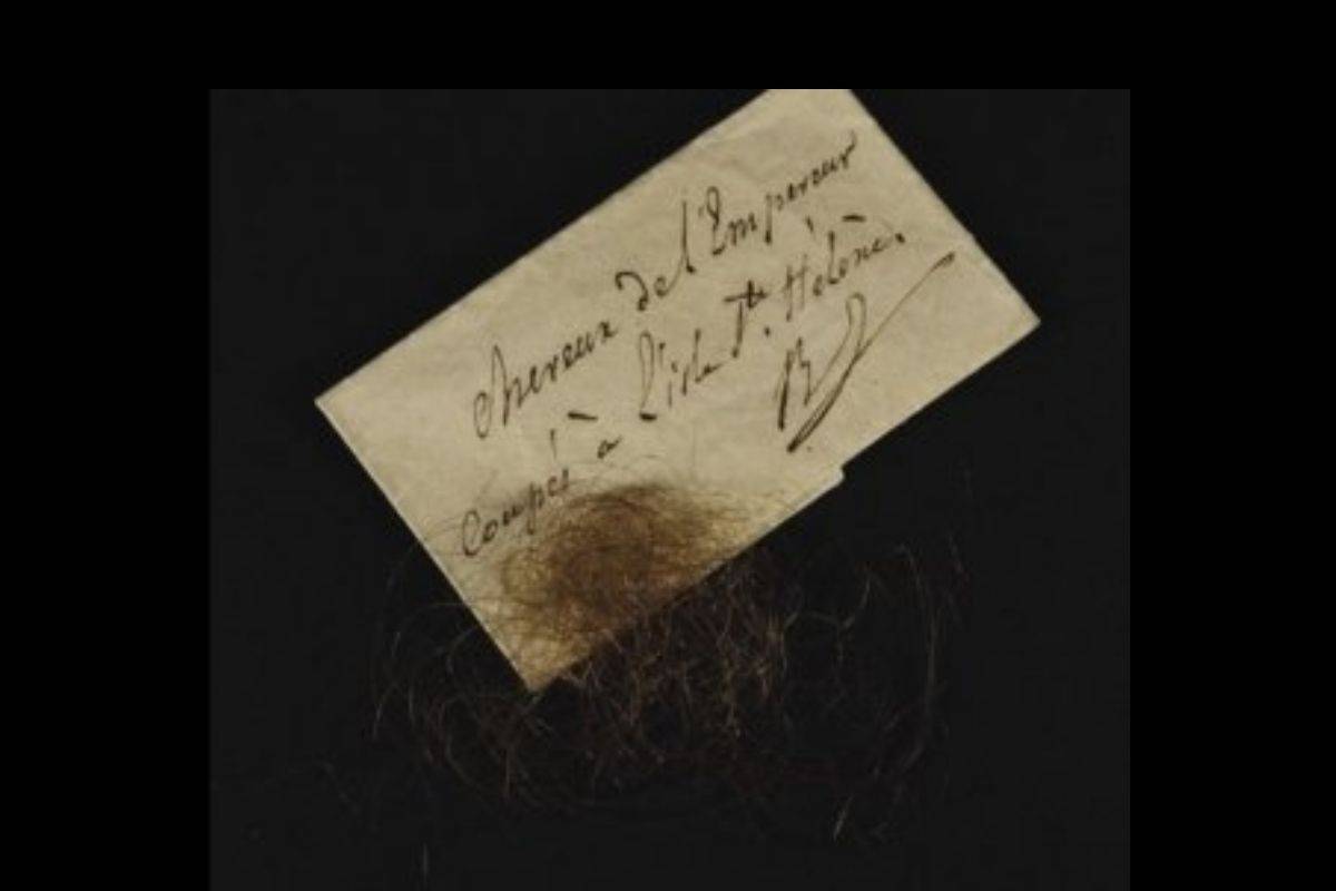 Subastan cabellos y pañuelo con restos de sangre de Napoleón