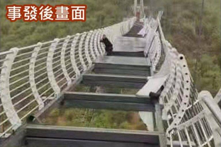 Puente de vidrio se rompe y hombre queda colgando a 100 metros de altura