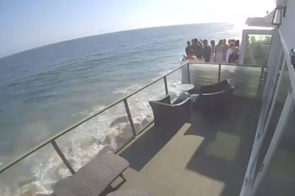 Balcón colapsa y personas caen al vacío en playa de Malibú