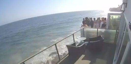 Balcón colapsa y personas caen al vacío en playa de Malibú