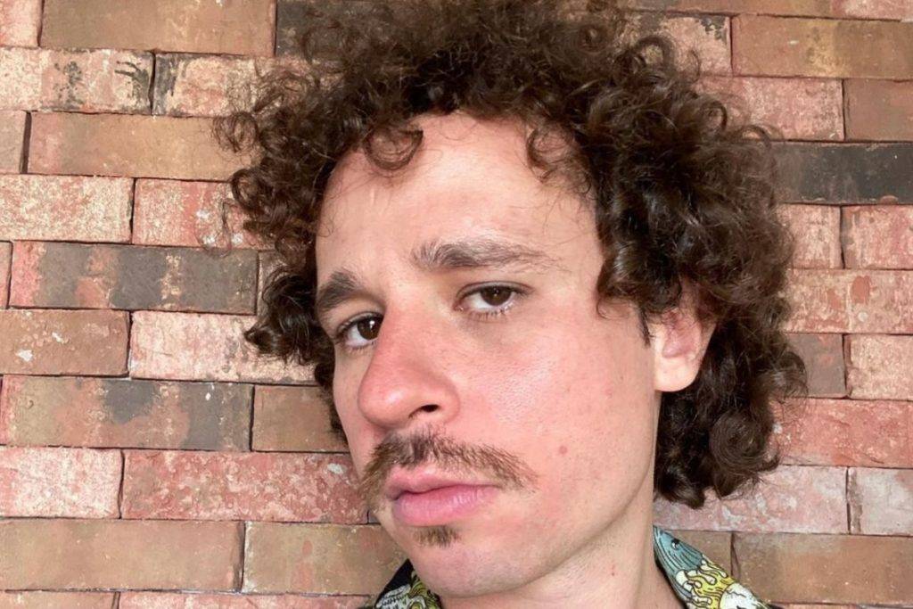 Luisito Comunica recibe multa de más de 6 mil pesos por usar su teléfono en el AICM