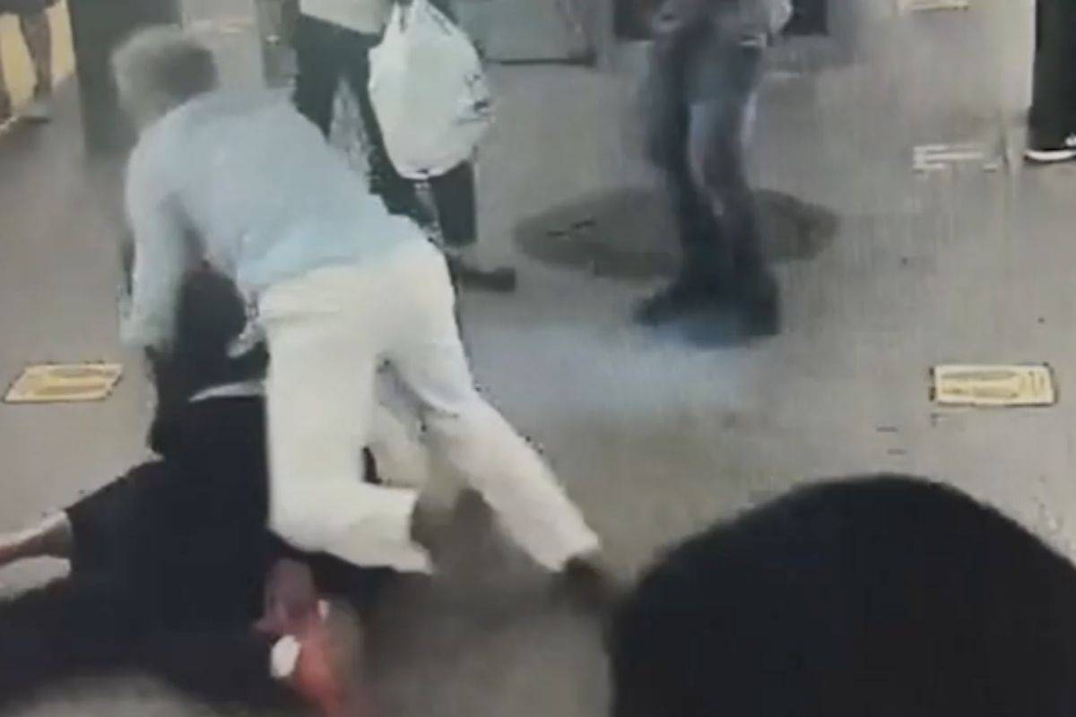 Hombre se lanza contra un agresor que apuñaló a una mujer en el metro