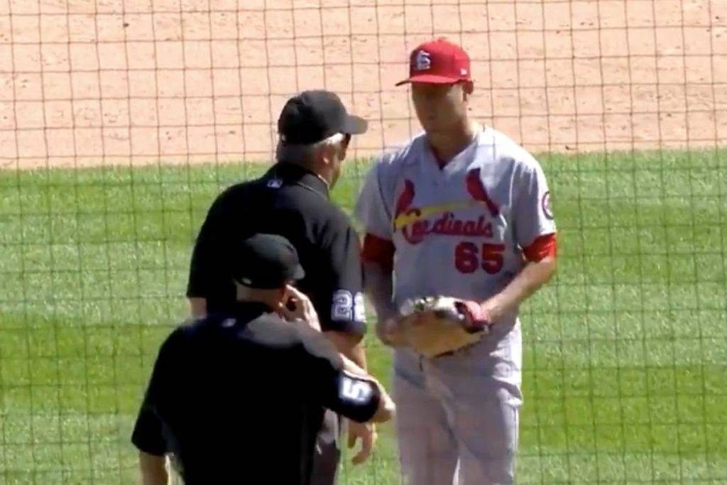Confiscan gorra del pitcher mexicano Giovany Gallegos por sustancia sospechosa