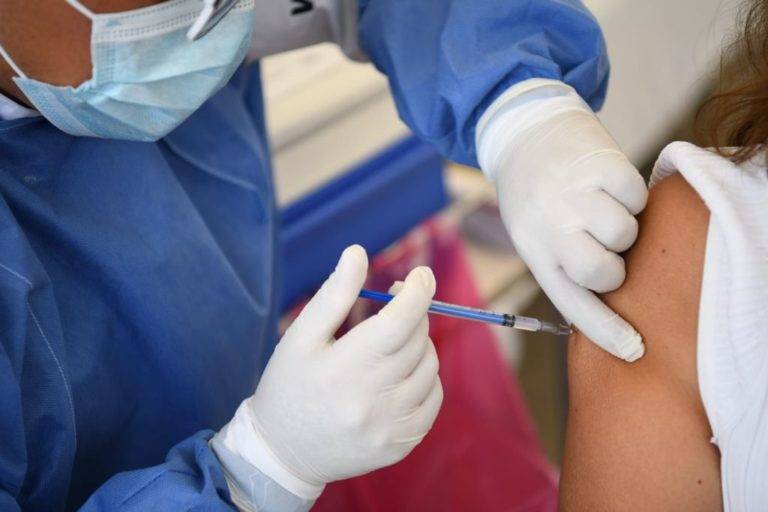 Suspenden a enfermera que simuló vacunar contra el Covid-19 a una mujer de la tercera edad en Puebla