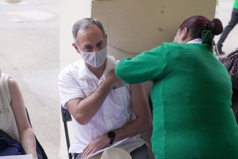 ¡Ya le tocó la vacuna! Gatell recibe primera dosis contra Covid-19