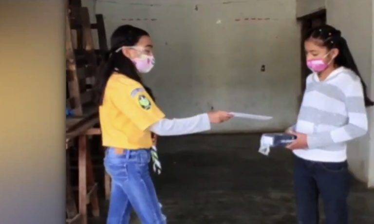 Niña recoleta y dona tablets para que niños de escasos recursos sigan estudiando