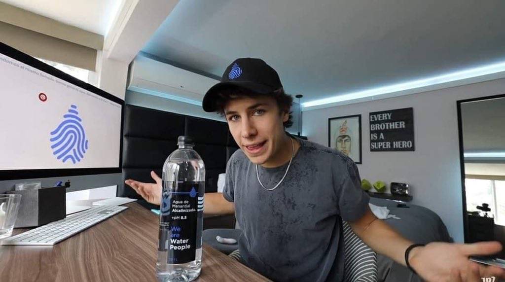 Juanpa Zurita recibe fuertes criticas tras anunciar su marca de agua embotellada