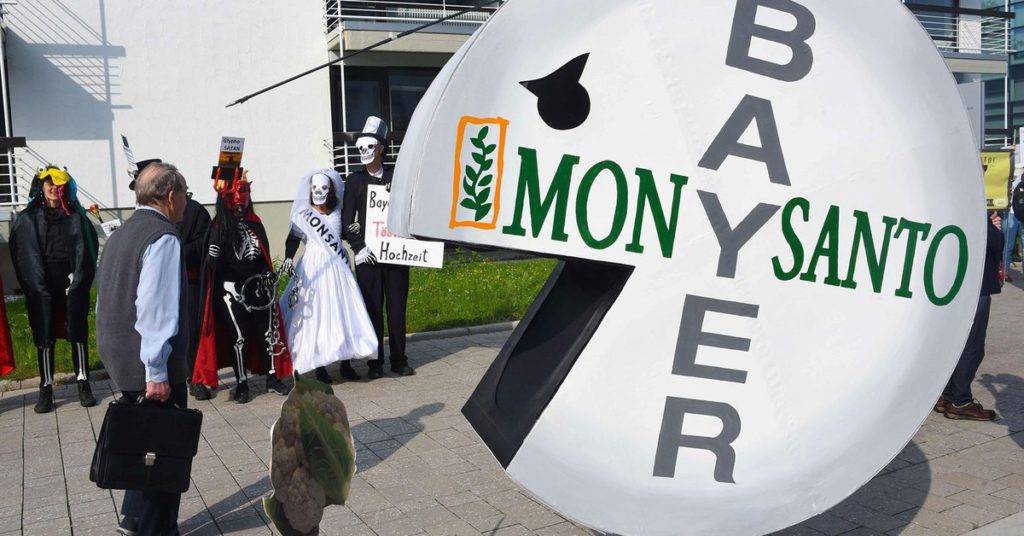 Hombre recibe 25 mdd de Bayer luego de contraer cáncer por uso de herbicida con Glifosato