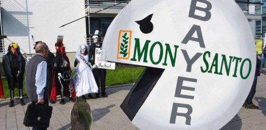 Hombre recibe 25 mdd de Bayer luego de contraer cáncer por uso de herbicida con Glifosato
