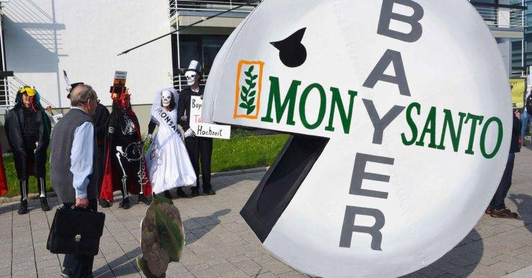 Hombre recibe 25 mdd de Bayer luego de contraer cáncer por uso de herbicida con Glifosato