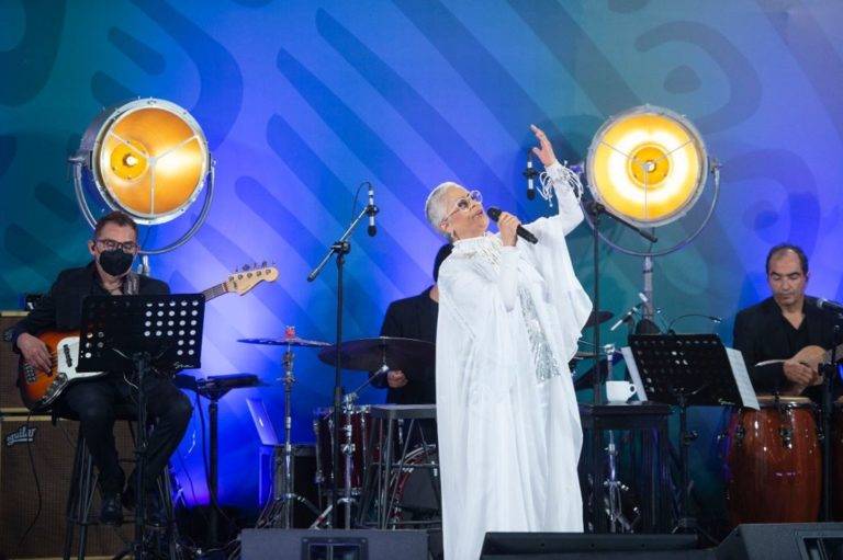 AMLO convierte la mañanera en festival inolvidable con Eugenia León