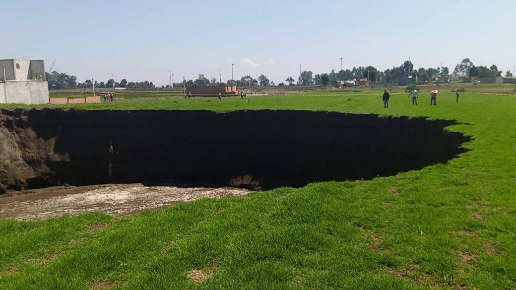 Se abre socavón en campos de cultivos de Santa María Zacatepec, Puebla