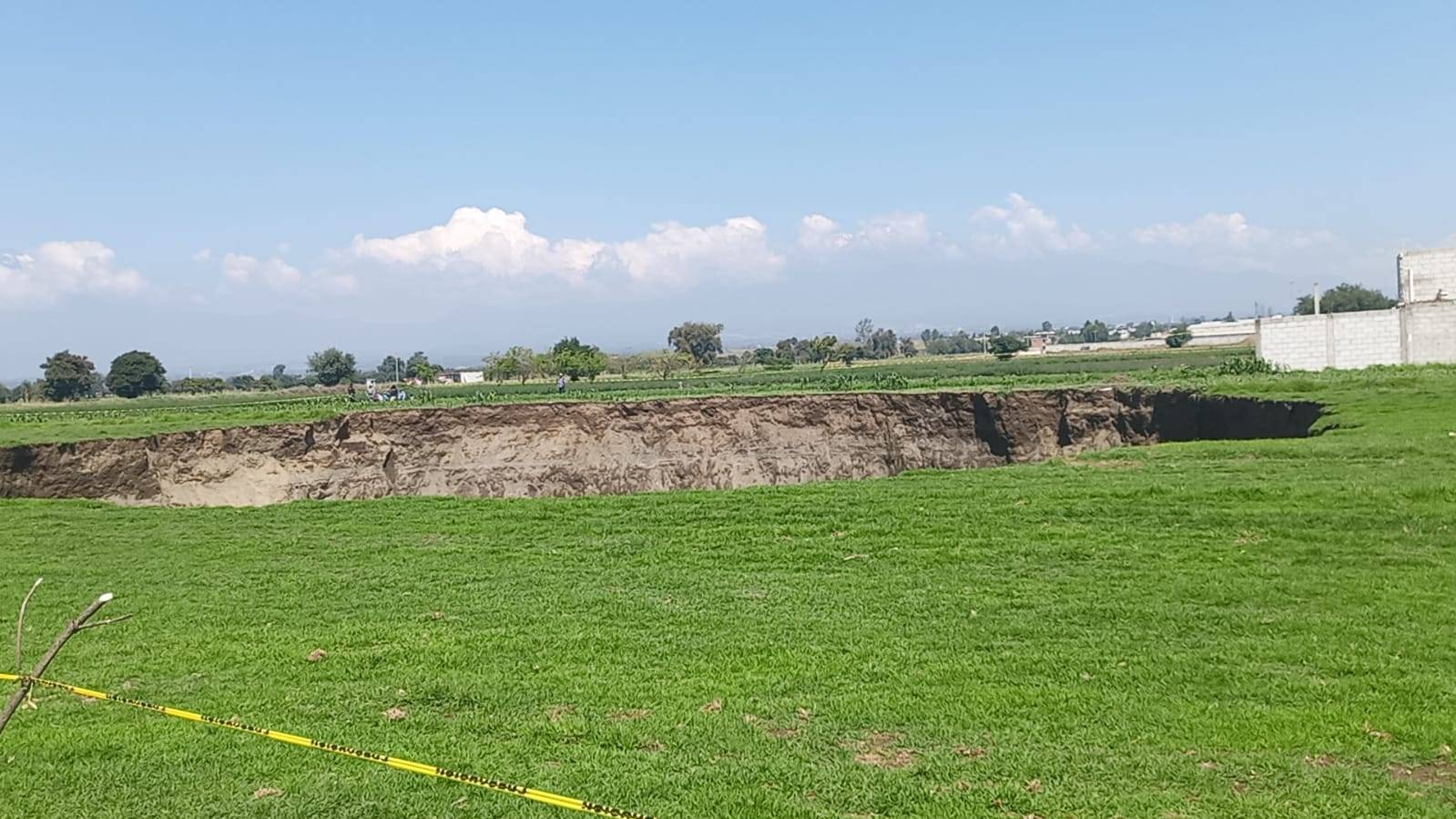 El socavón que se creó en tierras de cultivo en Santa María Zacatepec, Puebla tiene una profundidad de 10 metros y 60 metros de extensión.