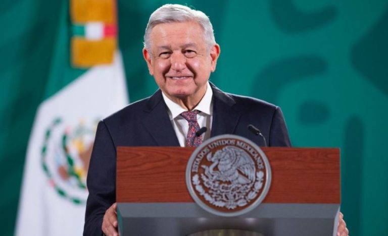 Con la compra de refinería podremos garantizar que no aumenten gasolinas: AMLO