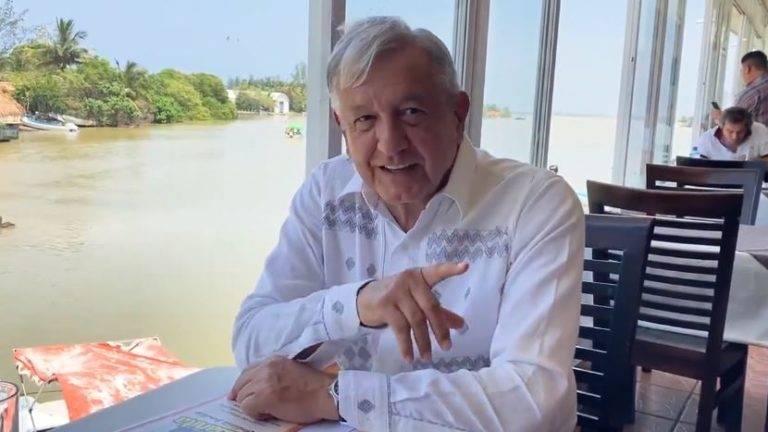 AMLO supervisa construcción de autopista en Veracruz
