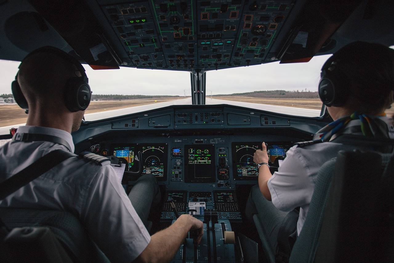 Condenan a piloto por ver pornografía durante un vuelo