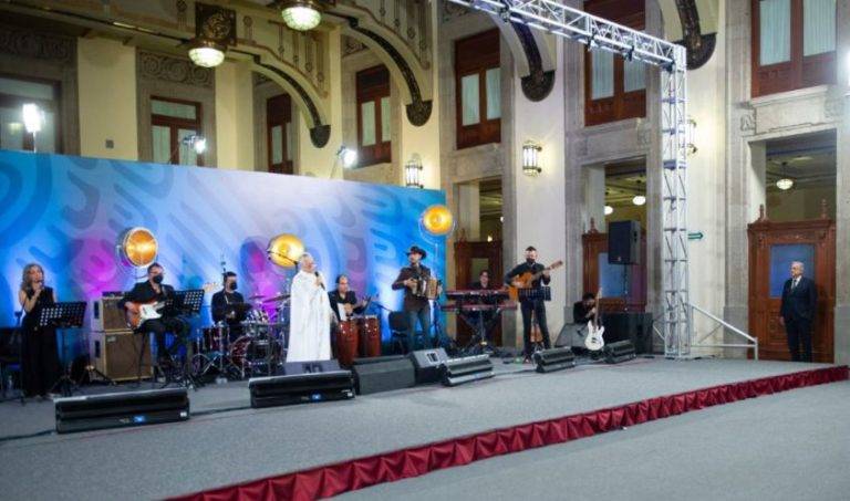 Así se vivió el concierto especial de Eugenia León por el Día de las Madres en Palacio Nacional