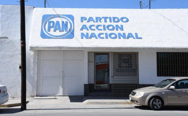 Militantes del PAN entregan apoyos económicos en Torreón
