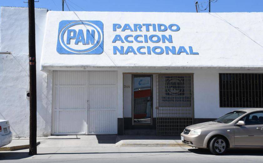 Militantes del PAN entregan apoyos económicos en Torreón 