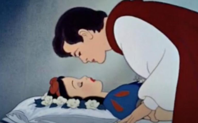 Piden cancelar Blancanieves porque el beso con el príncipe no fue consensuado