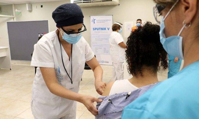 Médicos obtienen amparos para ser vacunados contra la Covid-19 en la CdMx