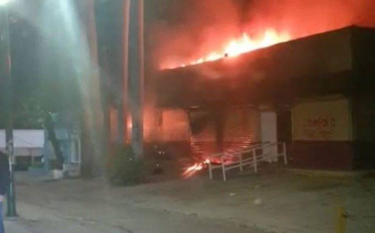 Queman el INE; normalistas atacan sede en Chiapas